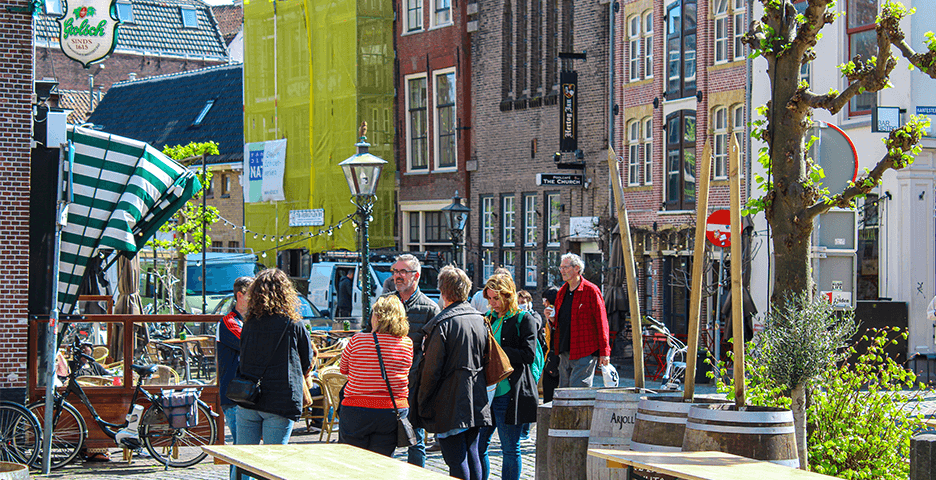 Groep mensen in Leiden escape city